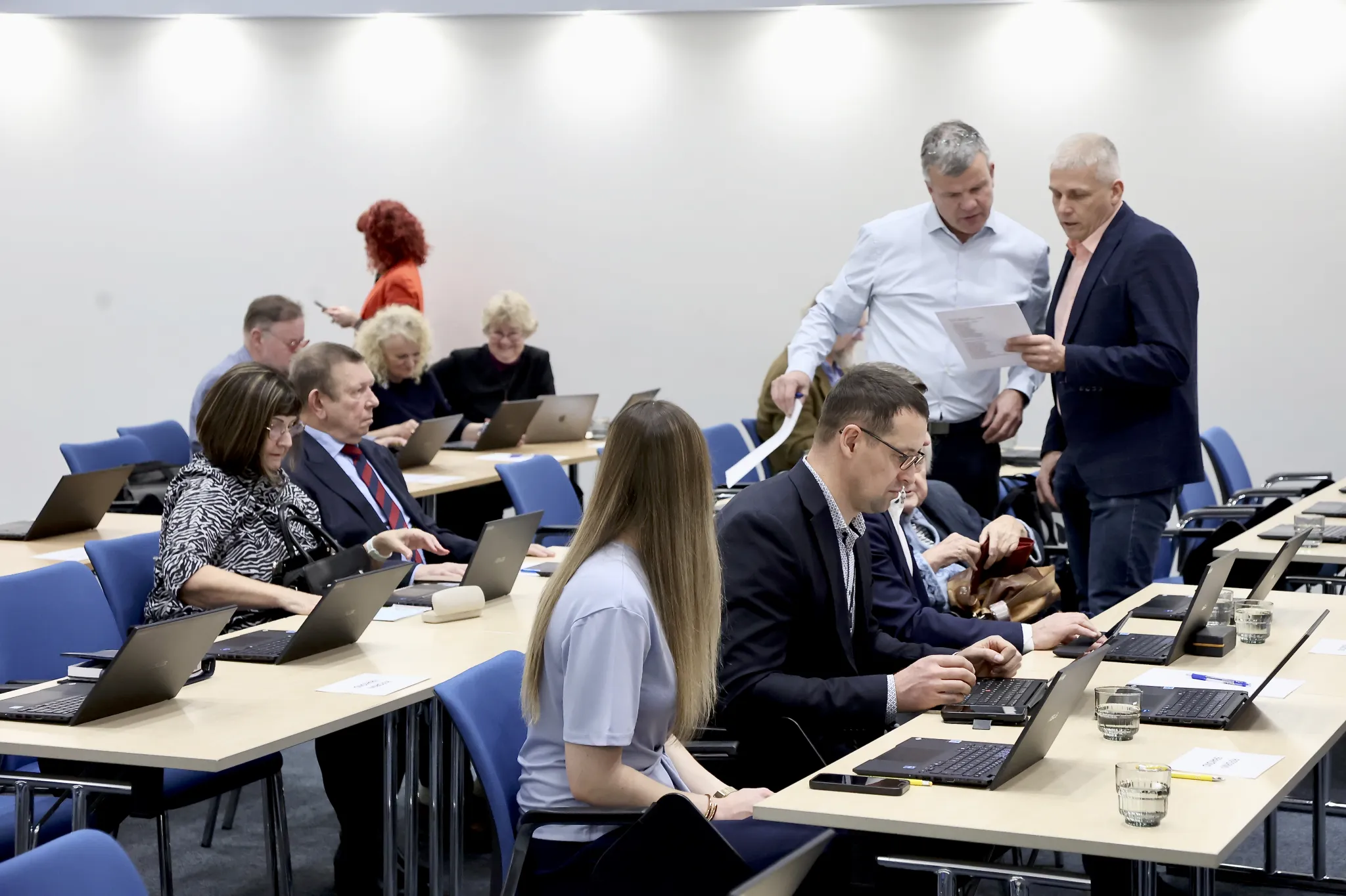 Reformierakonna fraktsiooni liikmed volikogu istungi saalis