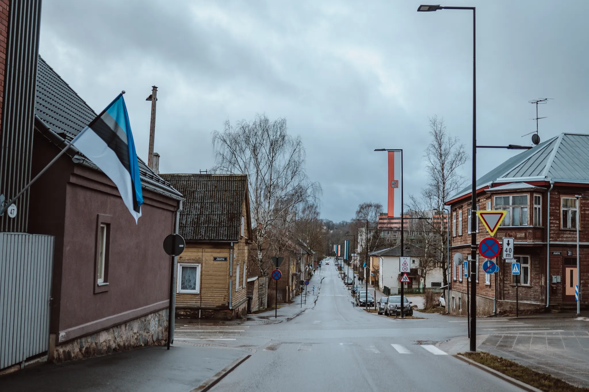 Tänavavaade Roosi ja Jaama tänava ristist. Paistab mitme maja nurk/serv.