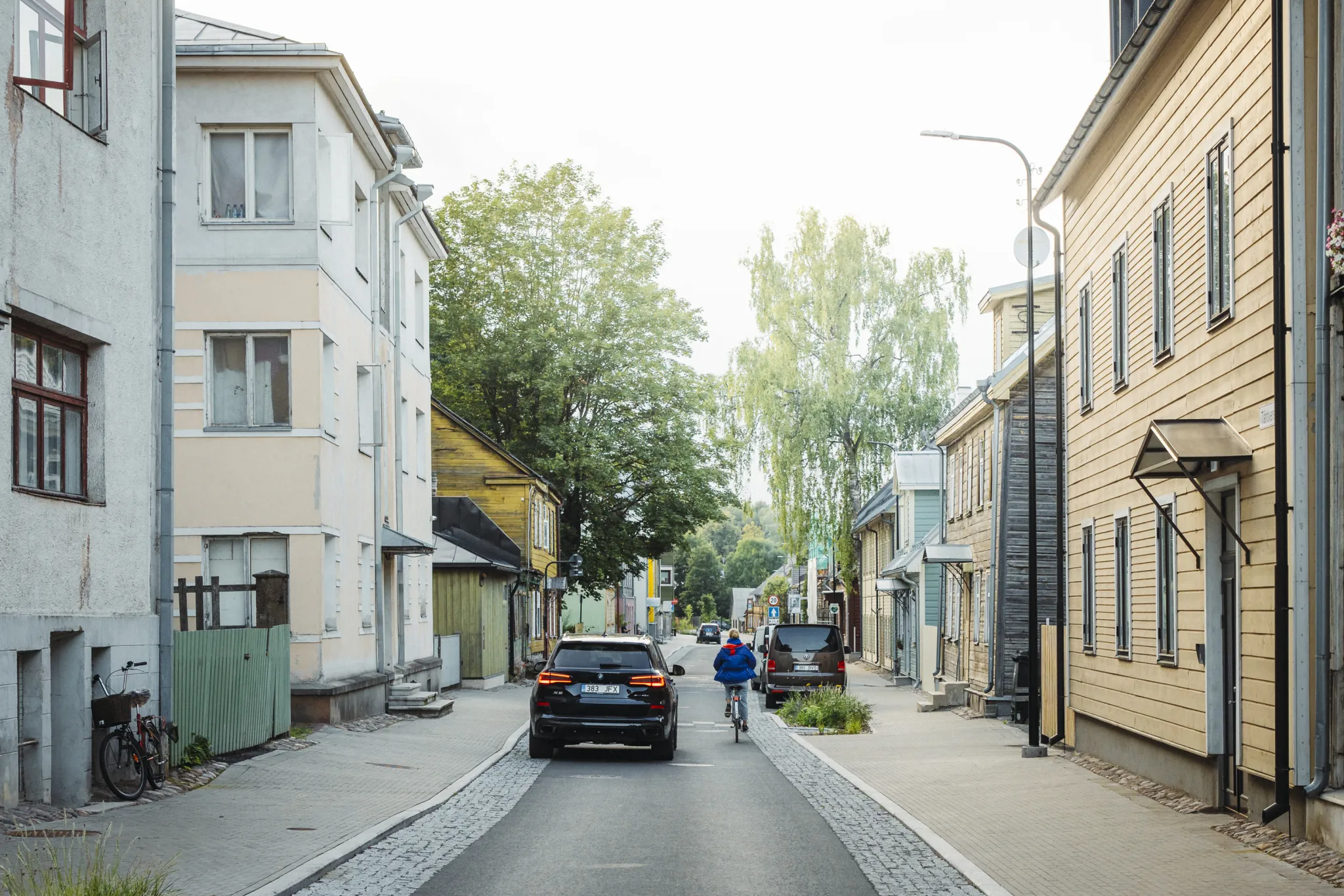 Jalgrattur ja auto liiguvad ühise sõiduruumiga Tähtvere tänaval. 