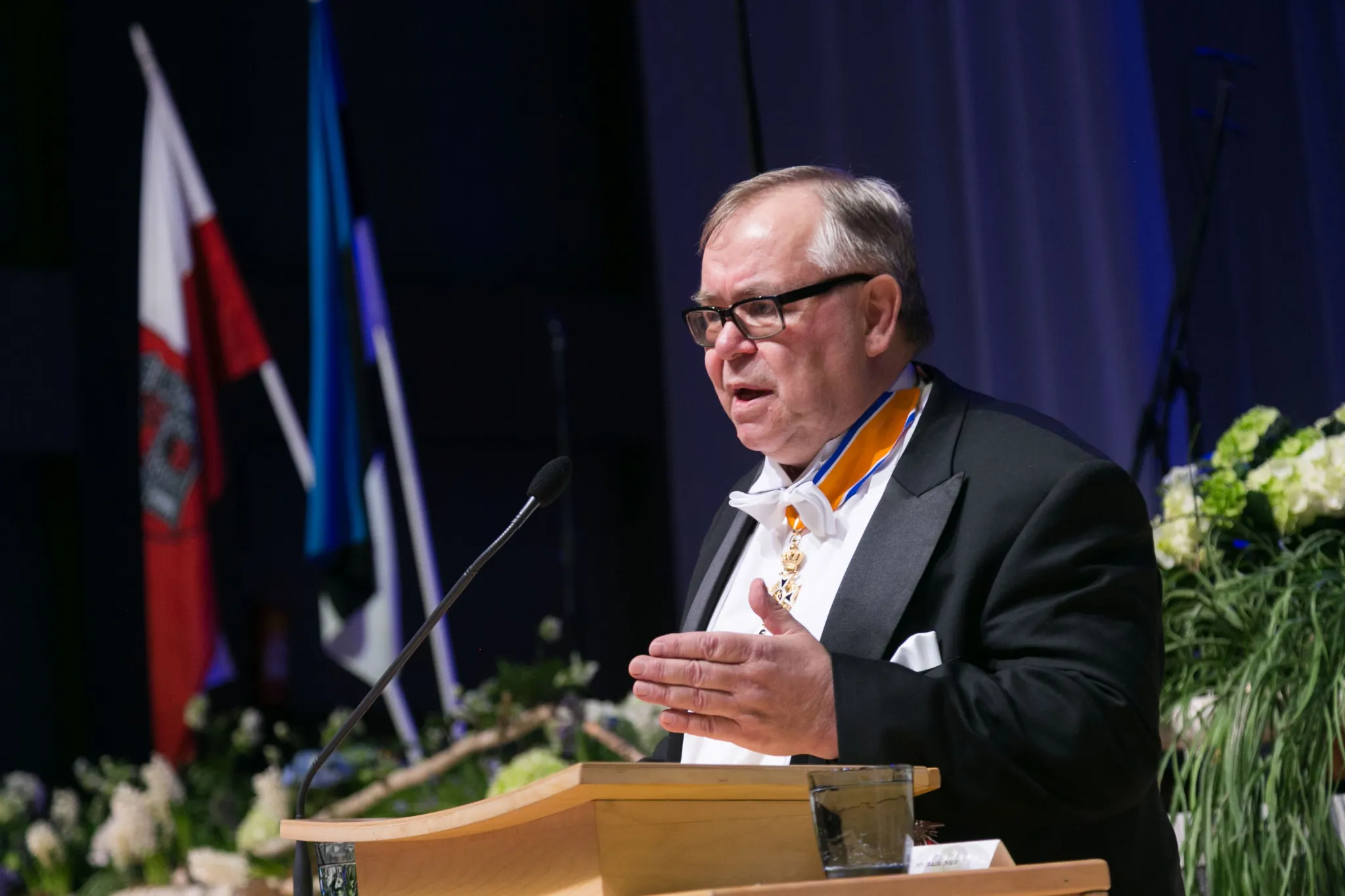 Volikogu viienda koosseisu esimees Aadu Must Eesti Vabariigi aastapäeva aktusel kõnepuldis