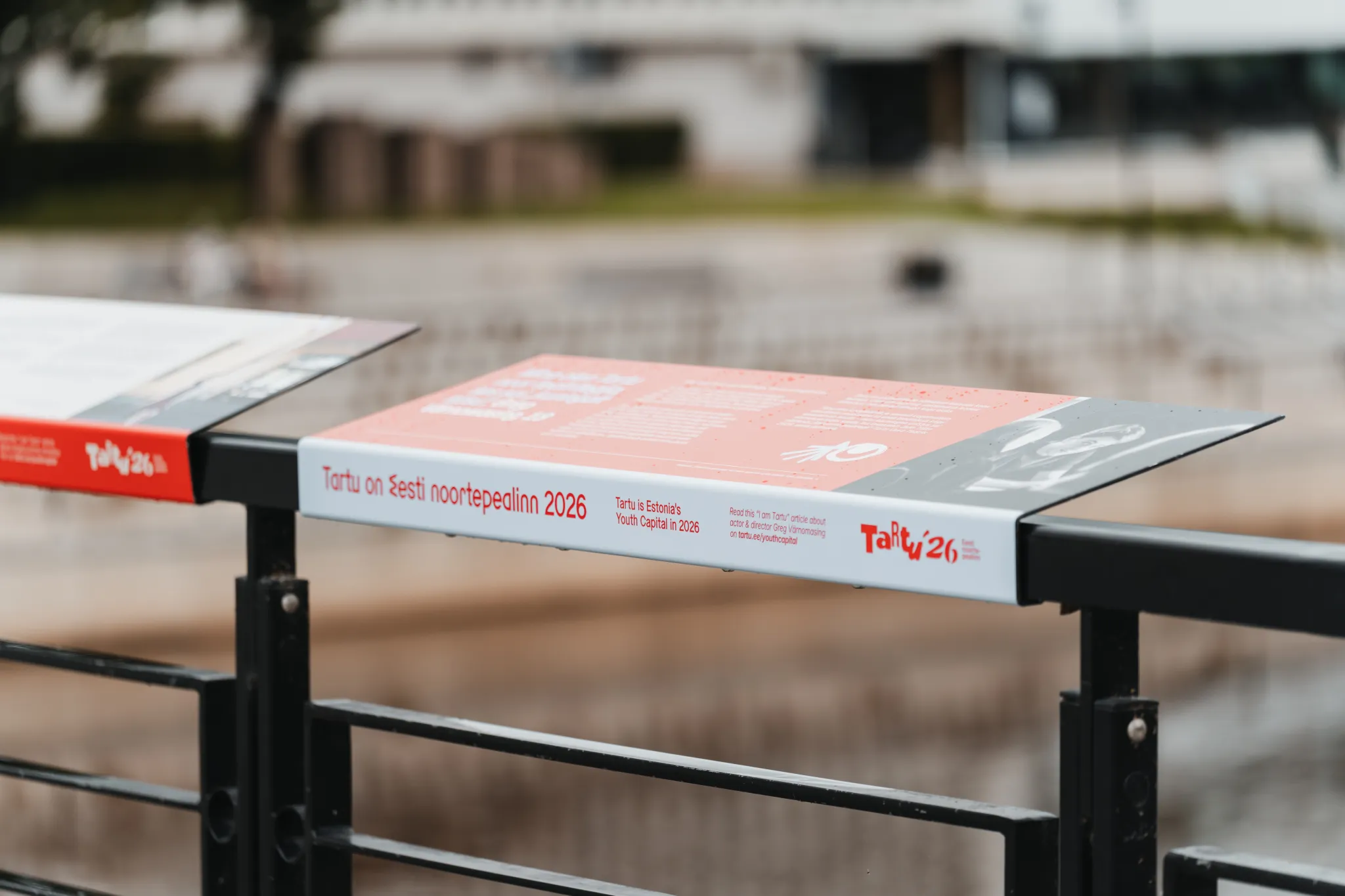  Promenaadi piirdele kinnitatud infotahvlid, reklaamivad Tartu 2026. aasta noortepealinnana.