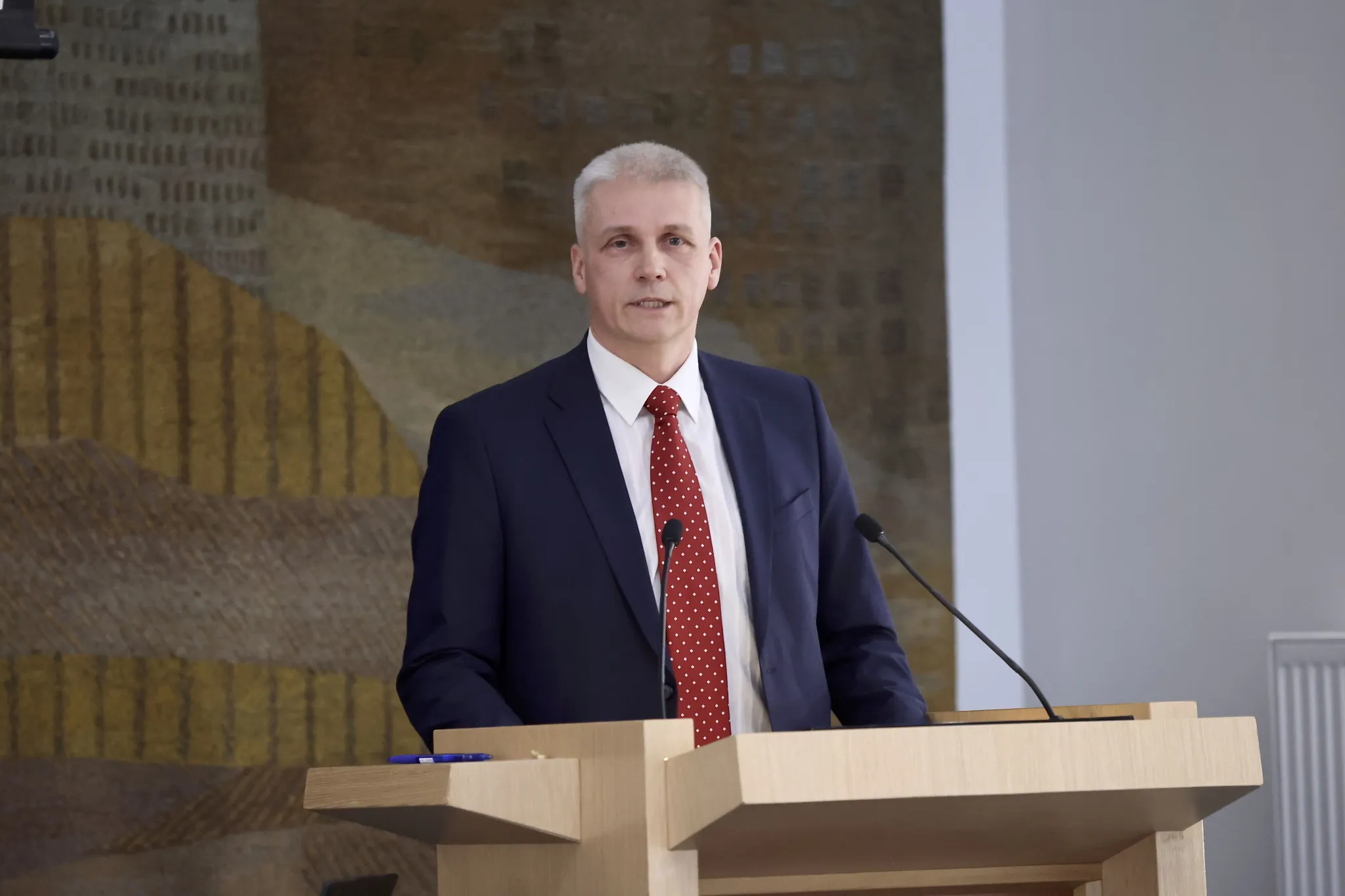 Volikogu aseesimees Raimond Tamm volikogu istungil kõnepuldis