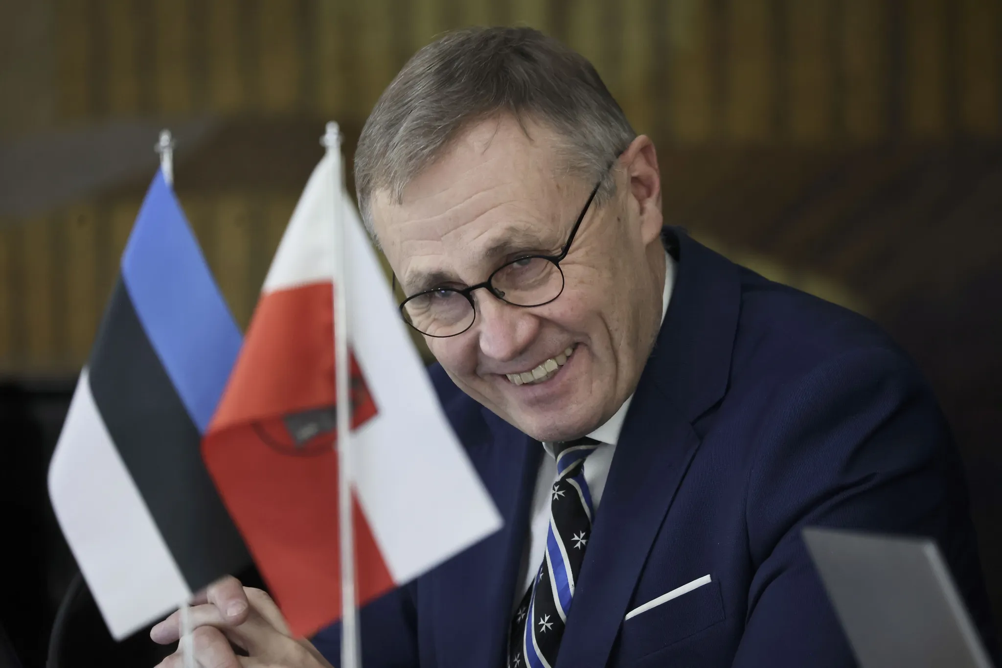 Volikogu esimees Tõnis Lukas istungit juhatamas Tartu Ülikooli raamatukogu saalis