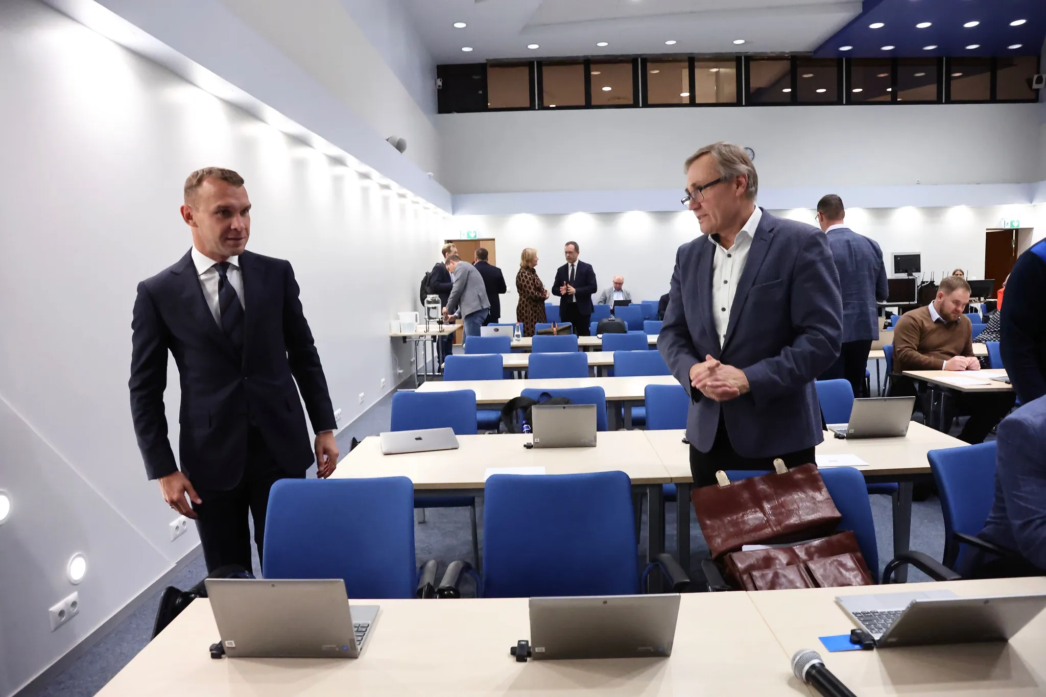 Volikogu kümnenda koosseisu esimehed Kaspar Kokk ja Tõnis Lukas Tartu Ülikooli raamatukogu saalis