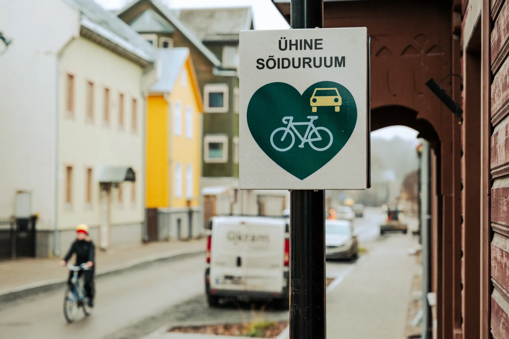 Tähtvere tänaval on südamekujuline silt, mis annab teada, et tegu on ühise sõiduruumiga tänavaga. Tänaval sõidab jalgrattur