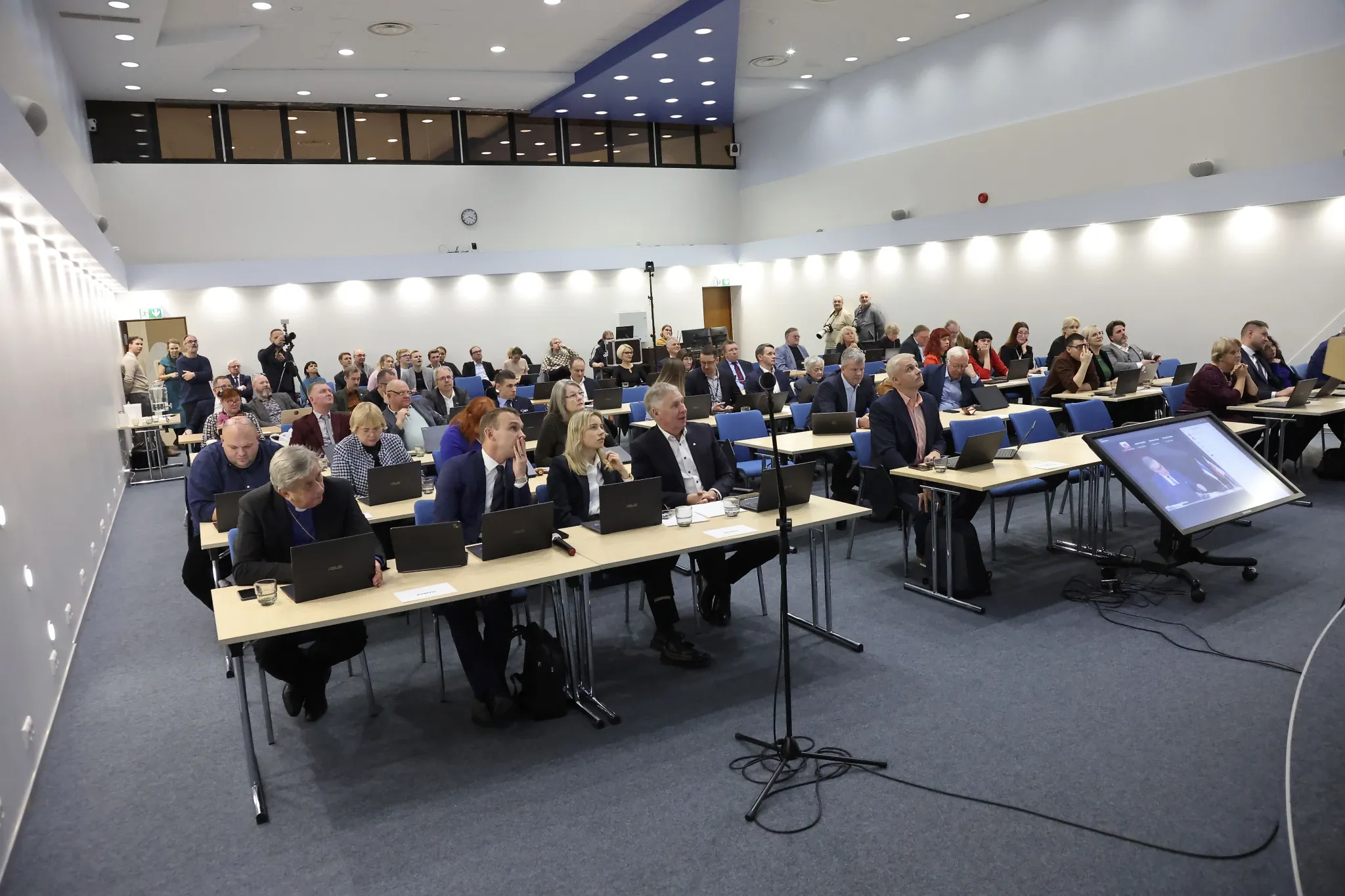 Volikogu liikmed linnavolikogu istungil Tartu Ülikooli raamatukogu saalis