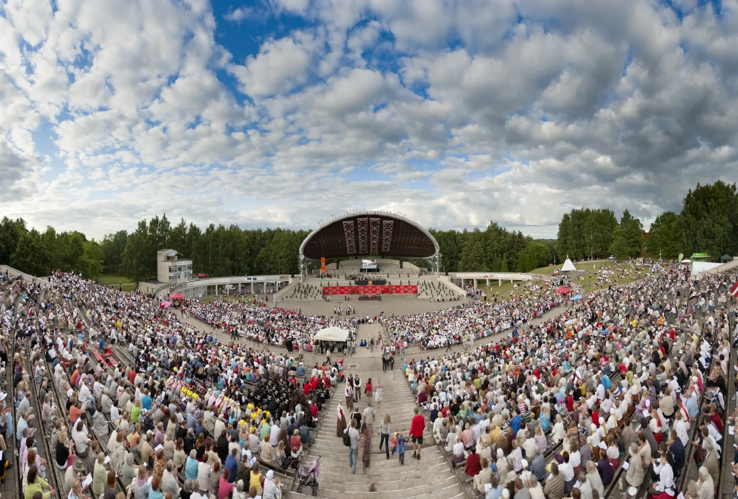 Publikut täis Tartu laululava