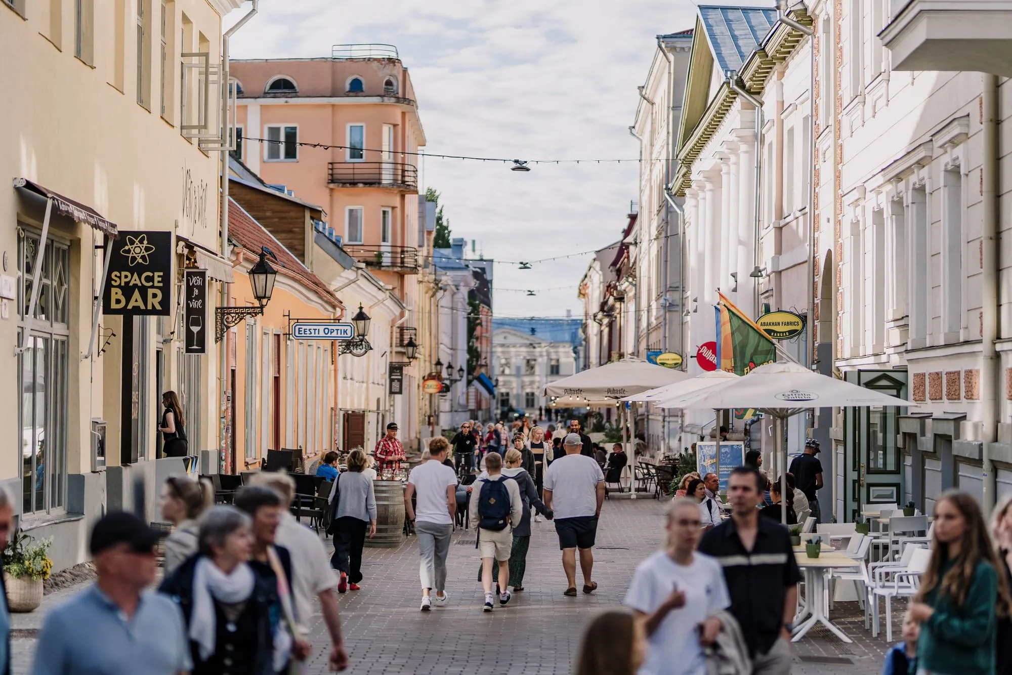 Suvine melu ja inimesed Rüütli tänaval
