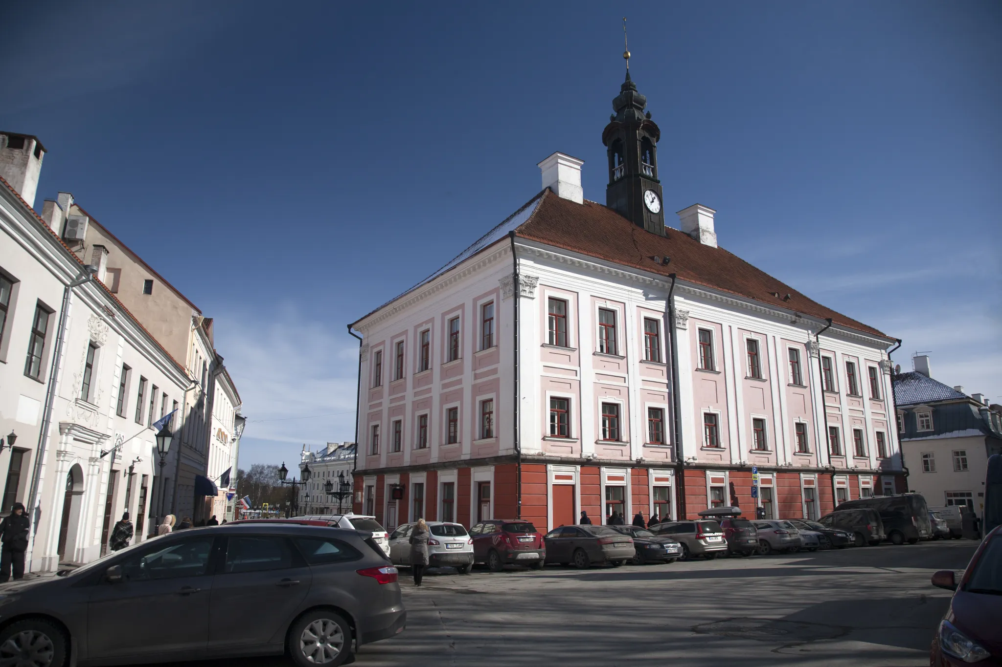 Vaade Tartu raekojale Ülikooli tänava poolsest küljest