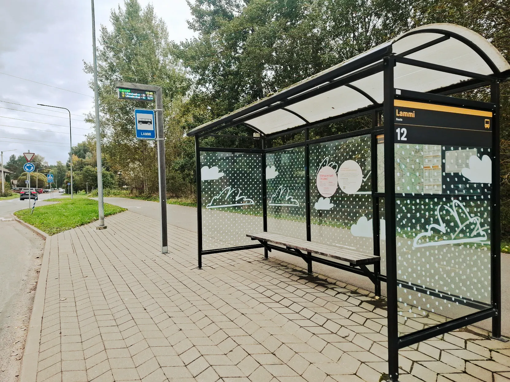 Klaasist bussiootepaviljon on kaetud Tartule iseloomulike väikeste täpikestega ja joonistatud pilvekestega.