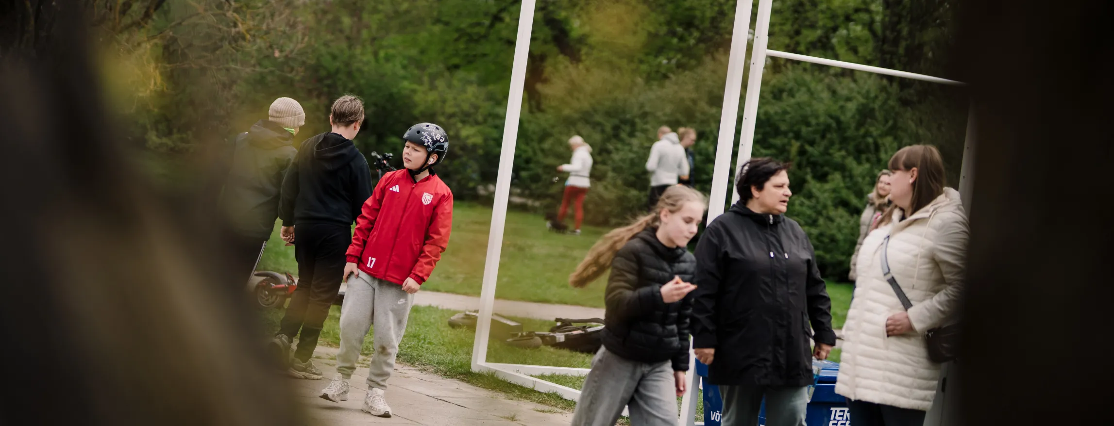 Noored sportimas linna logoga korvpallikorvi ees