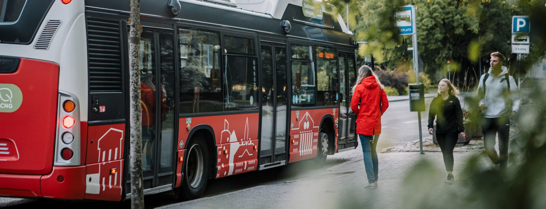 Buss ja bussipeatuses ootavad inimesed.