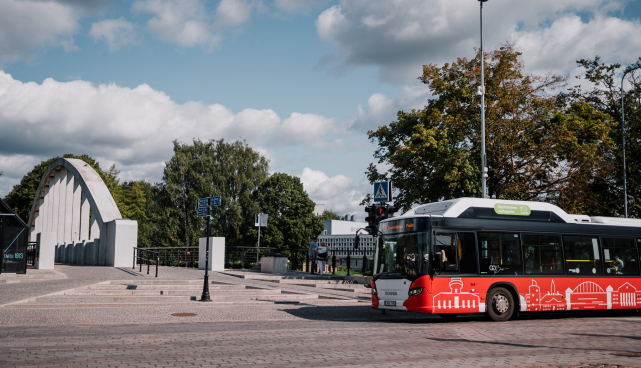 Tartu linnaliinibuss Kaarsilla ees