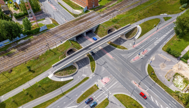 Uus sademeveetorustik vähendab üleujutuste riski Riia tn viadukti all.