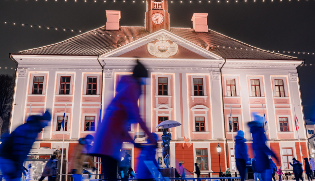 Uisutajad Tartu raekoja hoone ees