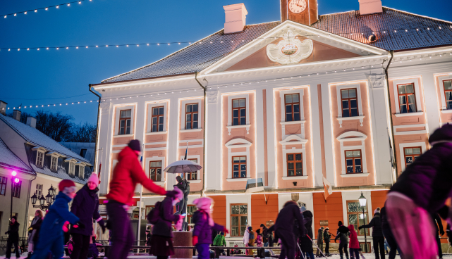 Tartu raekoja ees uisutajad istungil ei osalenud