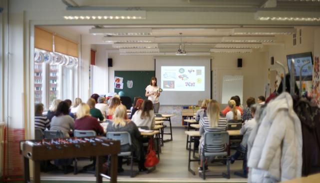 Tartu Kivilinna Koolis 2018. aastal toimunud koolitus "Ühisõpetamine ja avatud õpperuumi kasutamine". Koolitasid Anne Orav ja Taimi Ruusmäe. 