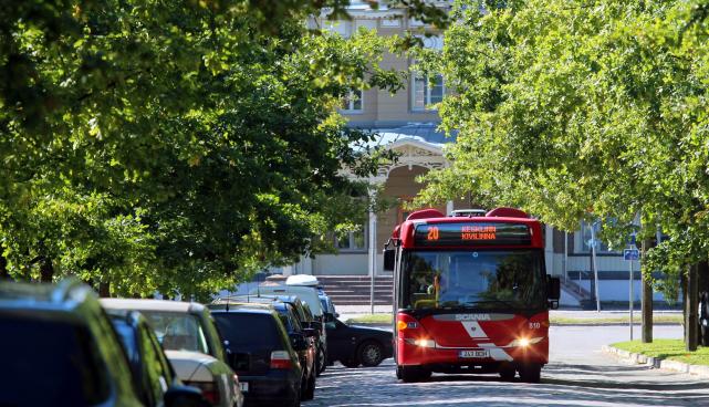 Buss raudteejaama ees