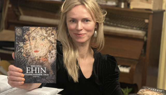 Kristiina Ehin raamatuga. 