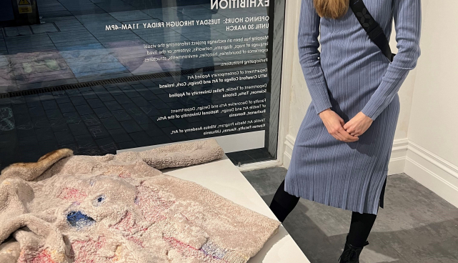 Pallase tudeng Liisa Hanvere koos oma teosega näituse MAPPING avamisel Corkis.