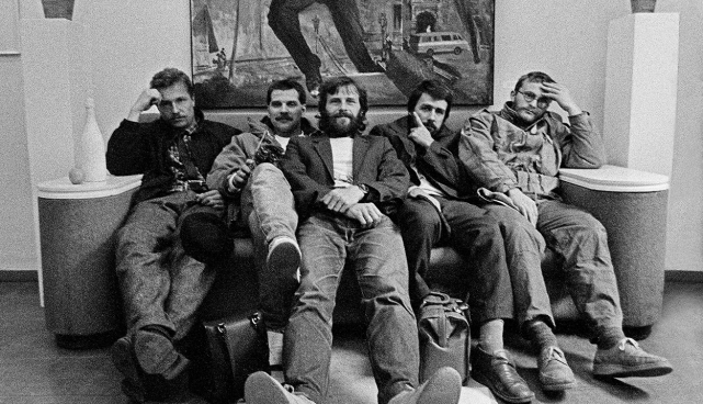 Tallinnfilmi Sürrealistid Tartu Kunstimuuseumis 1986. Vasakult: Hillar Mets, Mati Kütt, Tõnu Talivee, Rao Heidmets, Hardi Volmer. taustal Miljard Kilgi maal „S. Dali põgeneb Tallinnfilmist“.