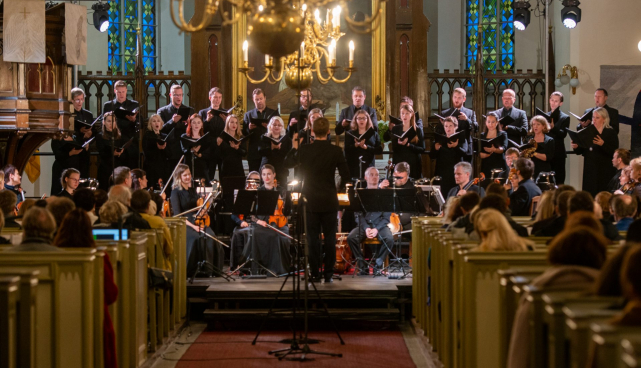 Tallinna Kammerorkester ja Eesti Filharmoonia Kammerkoor.