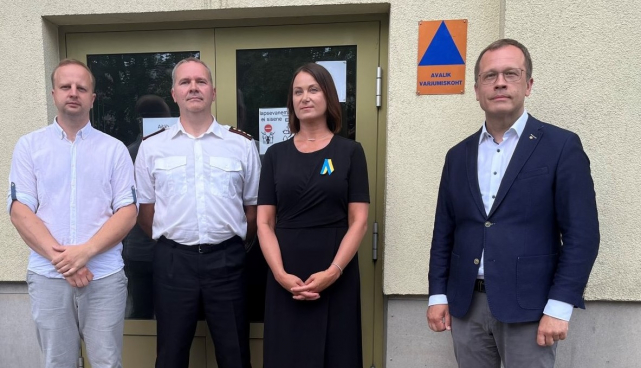 Tartu Herbert Masingu kooli direktor Siim Värv, Margo Klaos päästeametist, Viola Murd siseministeeriumist, linnapea Urmas Klaas