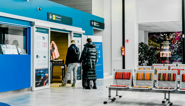 Reisijad ootavad Tartu lennujaamas lennukile minekut