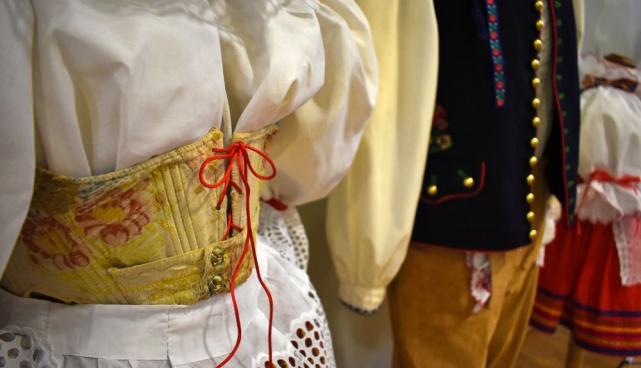 Esiplaanil on väljapaneku kõige vanem rahvariiete komplekt.
