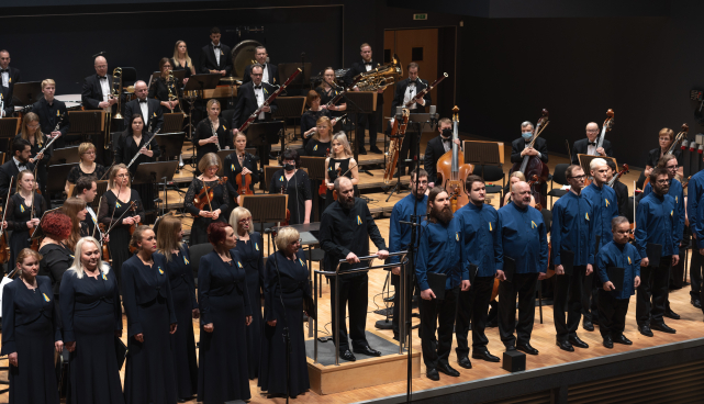 Vanemuise ooperikoor, sümfooniaorkester ja dirigendipuldis Vanemuise teatri peakoormeister Aleksandr Bražnik. 