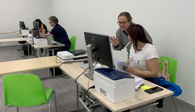 главный специалист службы социальной работы Тартуской горуправы Марика Парис инструктирует новых работников