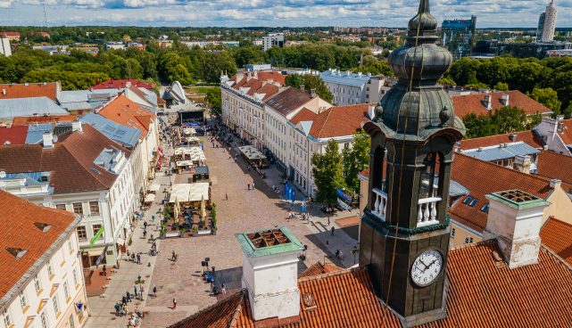Tartu raekoda vaatab oma platsile