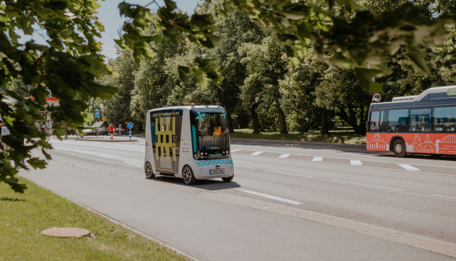 Iseliikuv buss