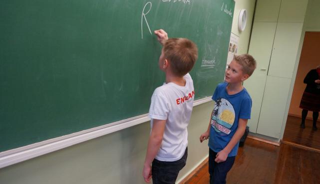 Koolipoisid tahvli ees