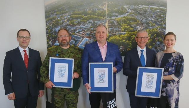 Fotol: Tartu linnapea Urmas Klaas, Neinar Seli, Janek Veeber , Enn ja Maris Kunila 