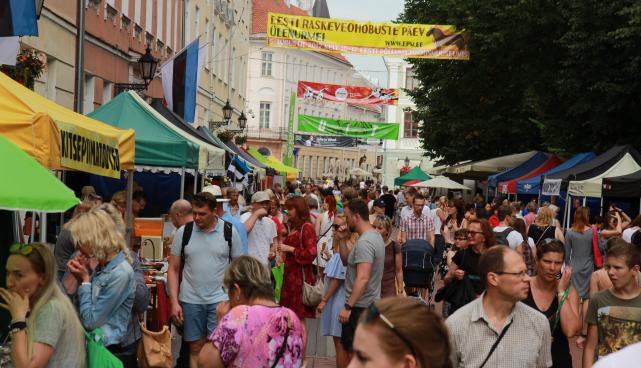 turistid linnas