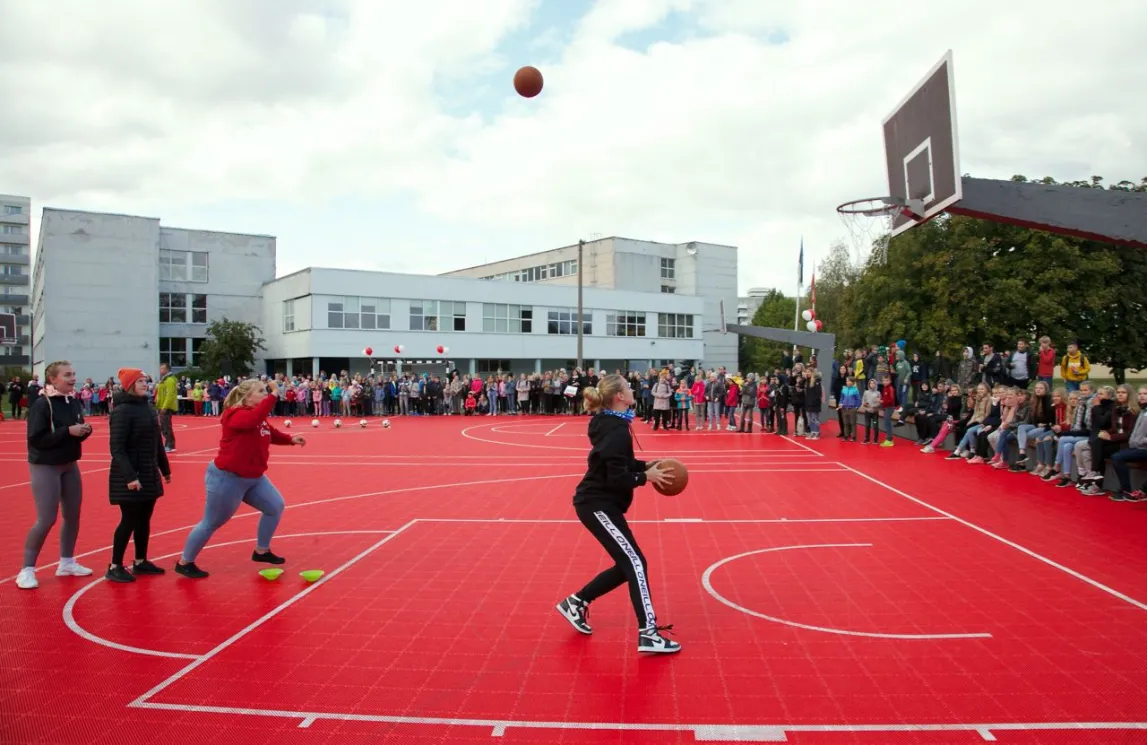 Lapsed mängivad spordiväljakul palli