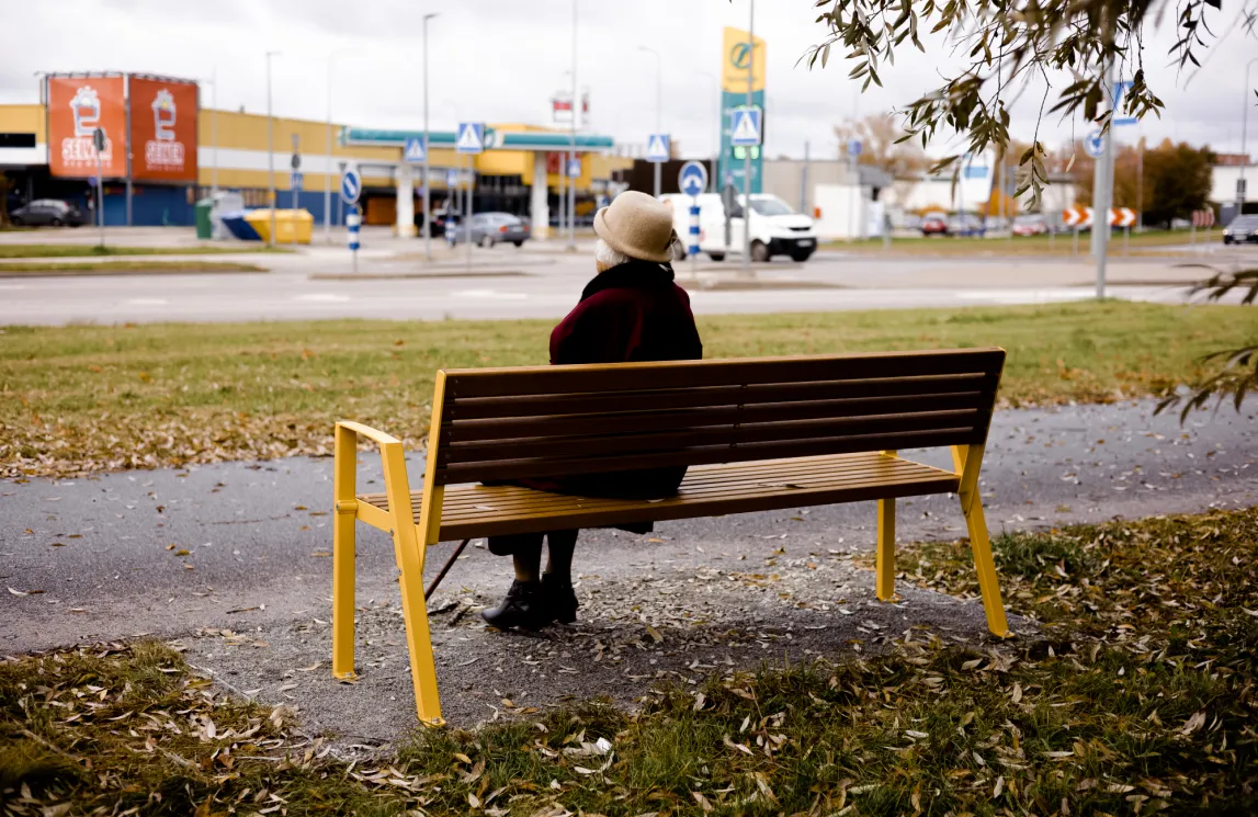 Pingil istub vanaproua