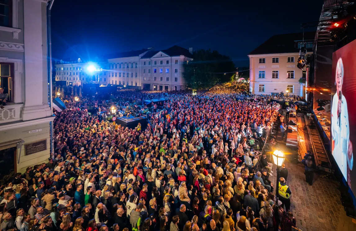 Suudlevale Tartule tuli tuhandeid pealtvaatajaid