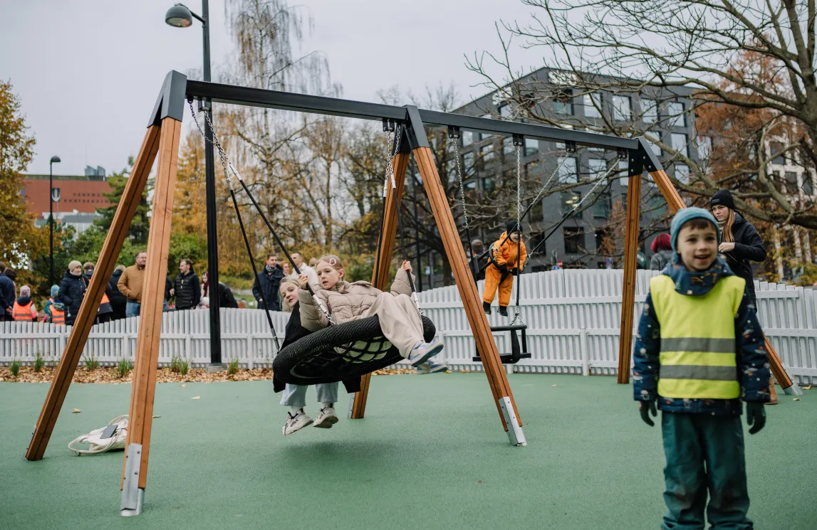 Lapsed mängimas Kaubamaja vastavatud mänguväljakul Uueturu pargis
