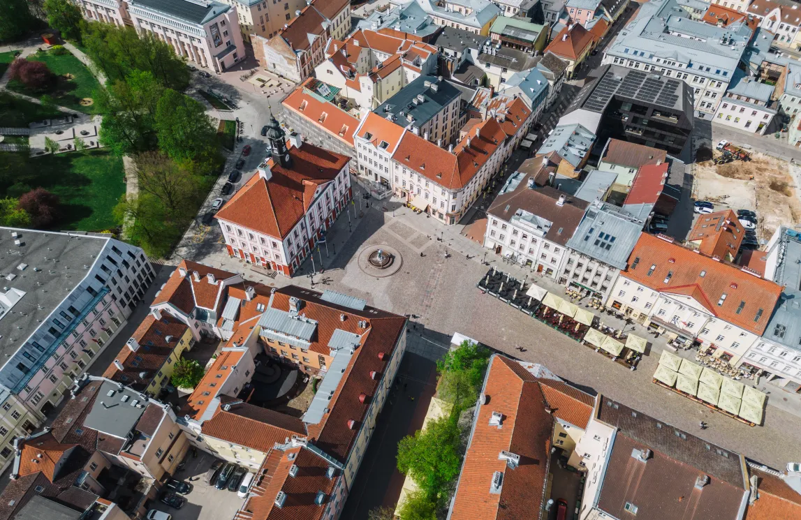 Punaste katustega majad, kitsad tänavad ja raekojaplats