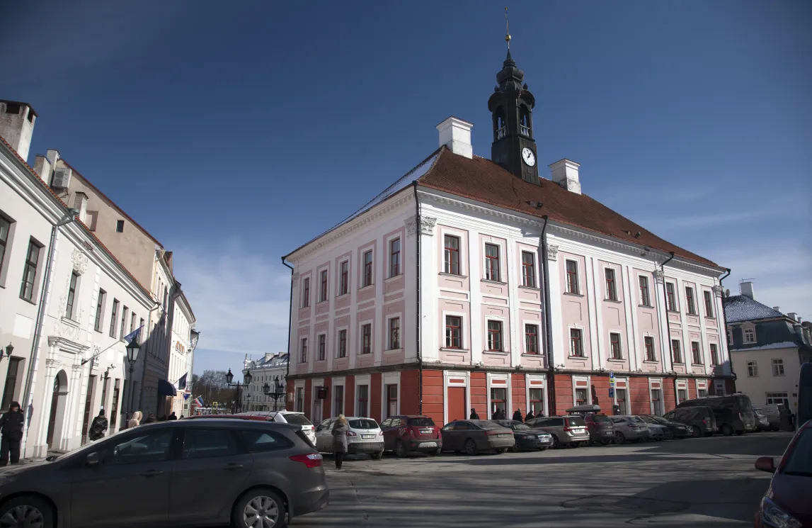 Vaade Tartu raekojale Ülikooli tänava poolsest küljest
